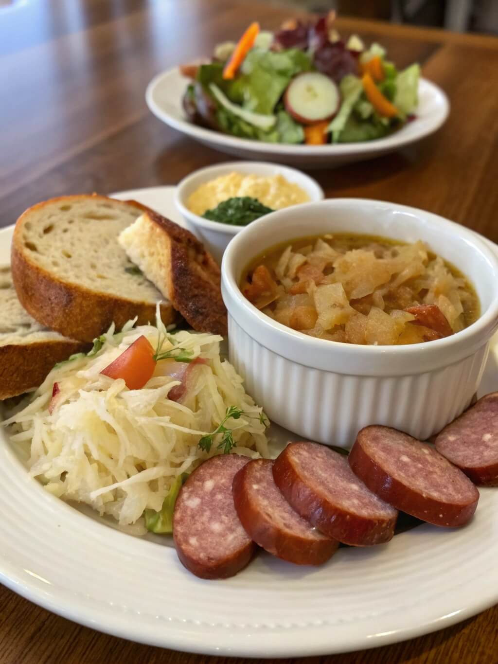 Best side dishes to serve with beer soup for a complete meal.